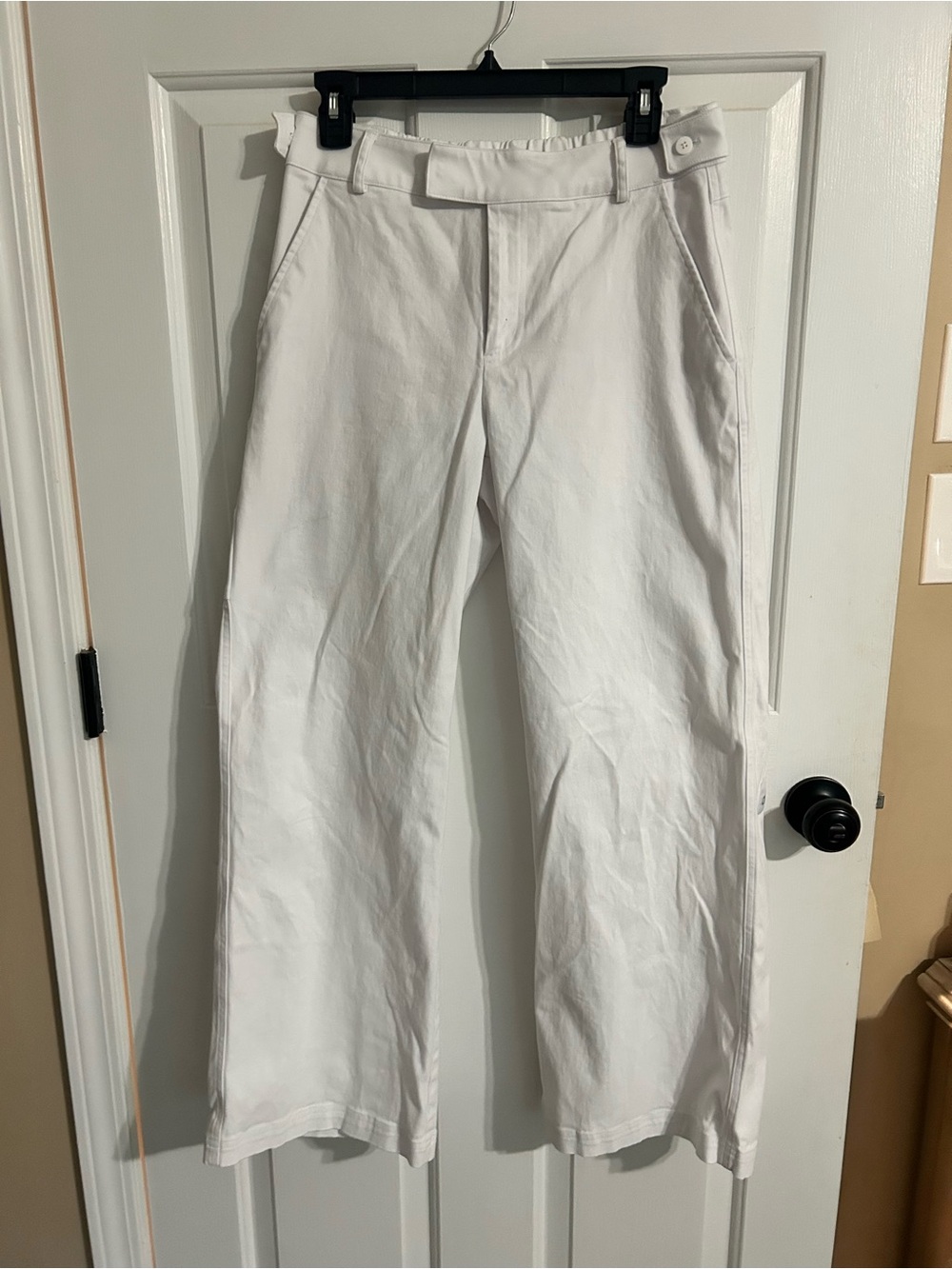 Alo White Athletic pants with Grey Alo Patch - Picture 3 of 3